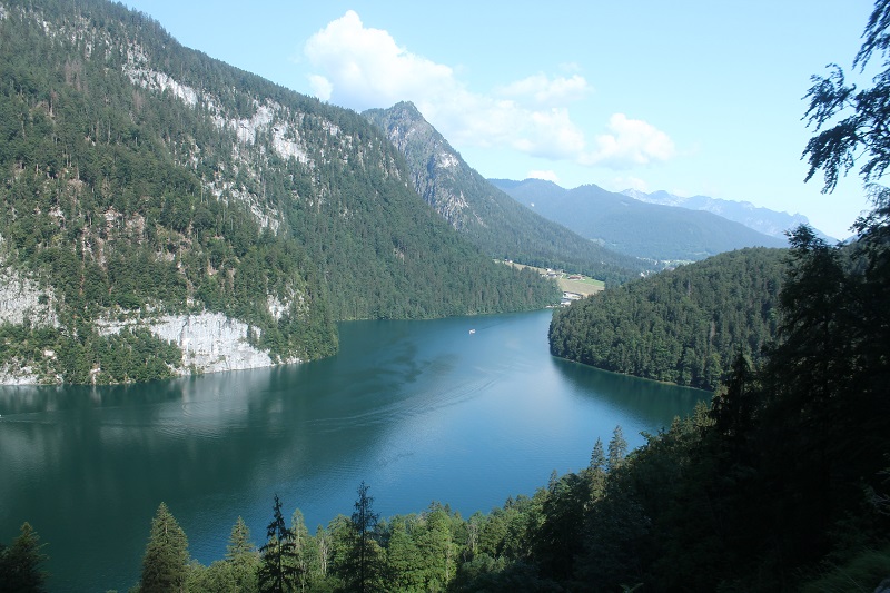 Pohľad na jazero Königsee od vodopádov Königsbach